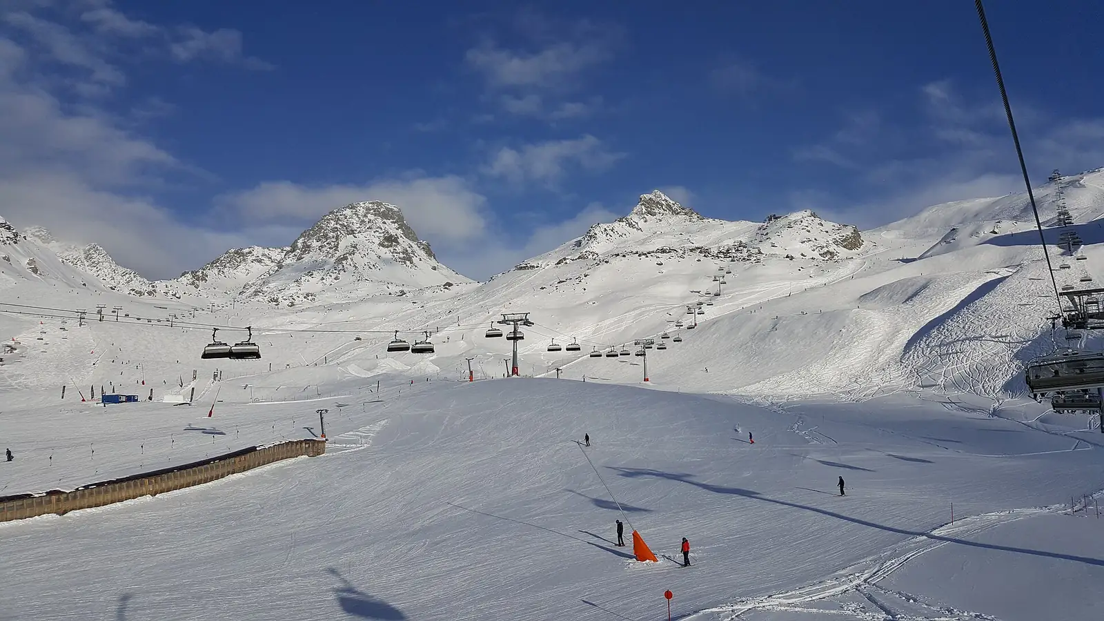 Skigebiet Silvretta Arena in Ischgl mit Sessellift und verschneiten Bergen