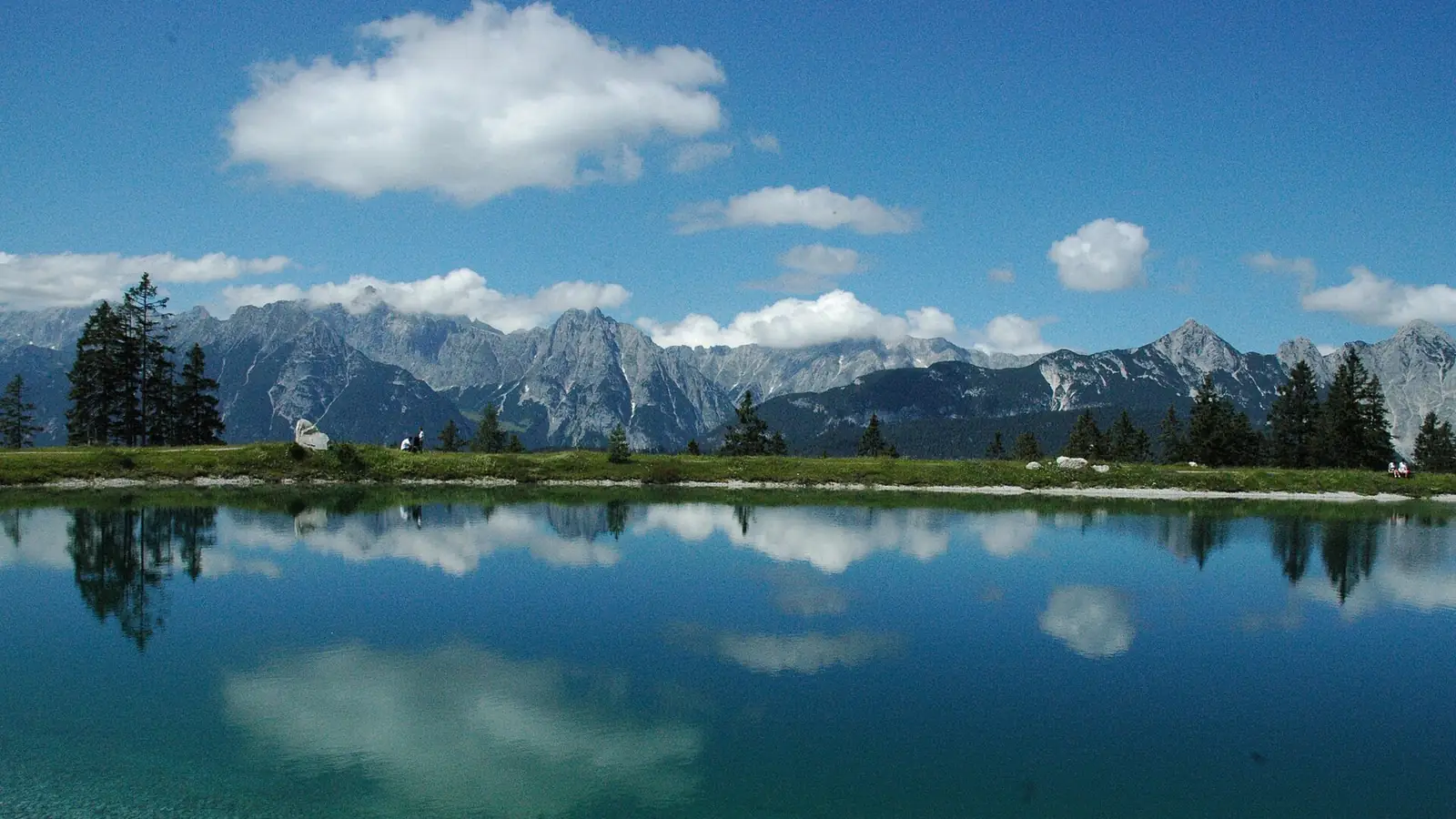 Bergsee bei Seefeld in Tirol mit Spiegelung der Berge